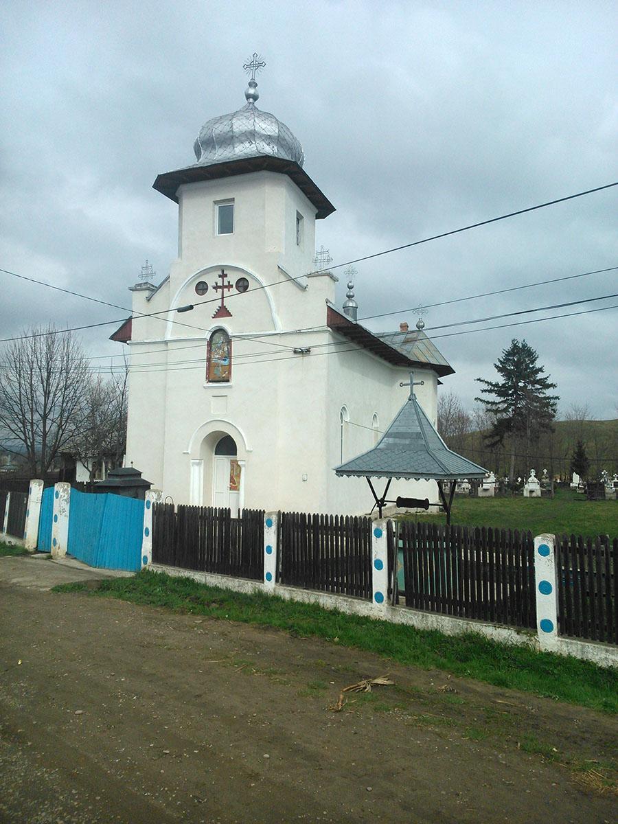 Biserica - vedere exterioară